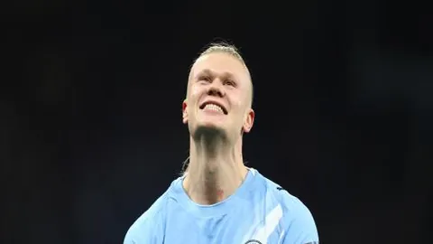 国足全力出击关键战役：核心球员悉数回归，塞尔吉尼奥掌控中场指挥